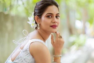 பிக் பாஸ் நடிகை ஐஸ்வர்யா தத்தா சேலையில் அழகிய போட்டோஷூட்