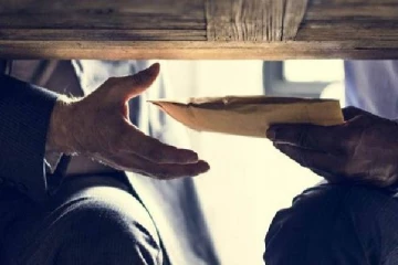 தமிழர் பகுதியொன்றில் கையூடல் ; 02 அரச உத்தியோகத்தர்கள் கைது