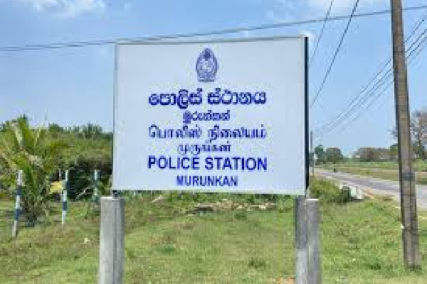 பட்டப்பகலில் வீடு புகுந்து கத்திமுனையில் தங்க நகை கொள்ளை :தமிழர் பகுதியில் சம்பவம் | Gold Jewellery Stolen At Knifepoint
