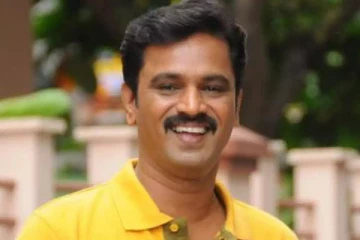 கையில் துப்பாக்கி, கோட் சூட், கேங்ஸ்டர் லுக்கில் மிரட்டும் இயக்குனர் சேரன்.. வெறித்தனமான லுக்