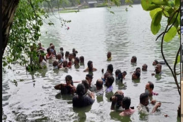 அரசியல்வாதிகளை பேர ஏரிக்குள் தள்ளிவிட்டவர் சிக்கினார்