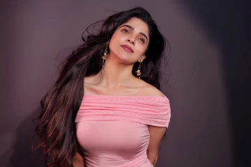 நடிகை திவ்ய பாரதி ஹாட் உடையில் லேட்டஸ்ட் போட்டோஷூட்