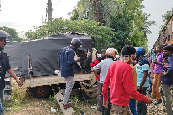 யாழ் - கொழும்பு தொடருந்தில் மோதிய லொறி: சிறுமி உட்பட மூவர் வைத்தியசாலையில்! | Small Lorry Collides With Train Vavuniya