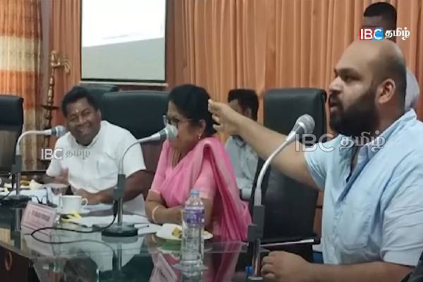 பிள்ளையானின் அராஜகப்போக்கு - நீதிகோரி சென்ற பெண்ணின் கழுத்தை நெரித்த காவல்துறை! | Batticaloa Peoples Protest Pillaiyan Journalist Sl