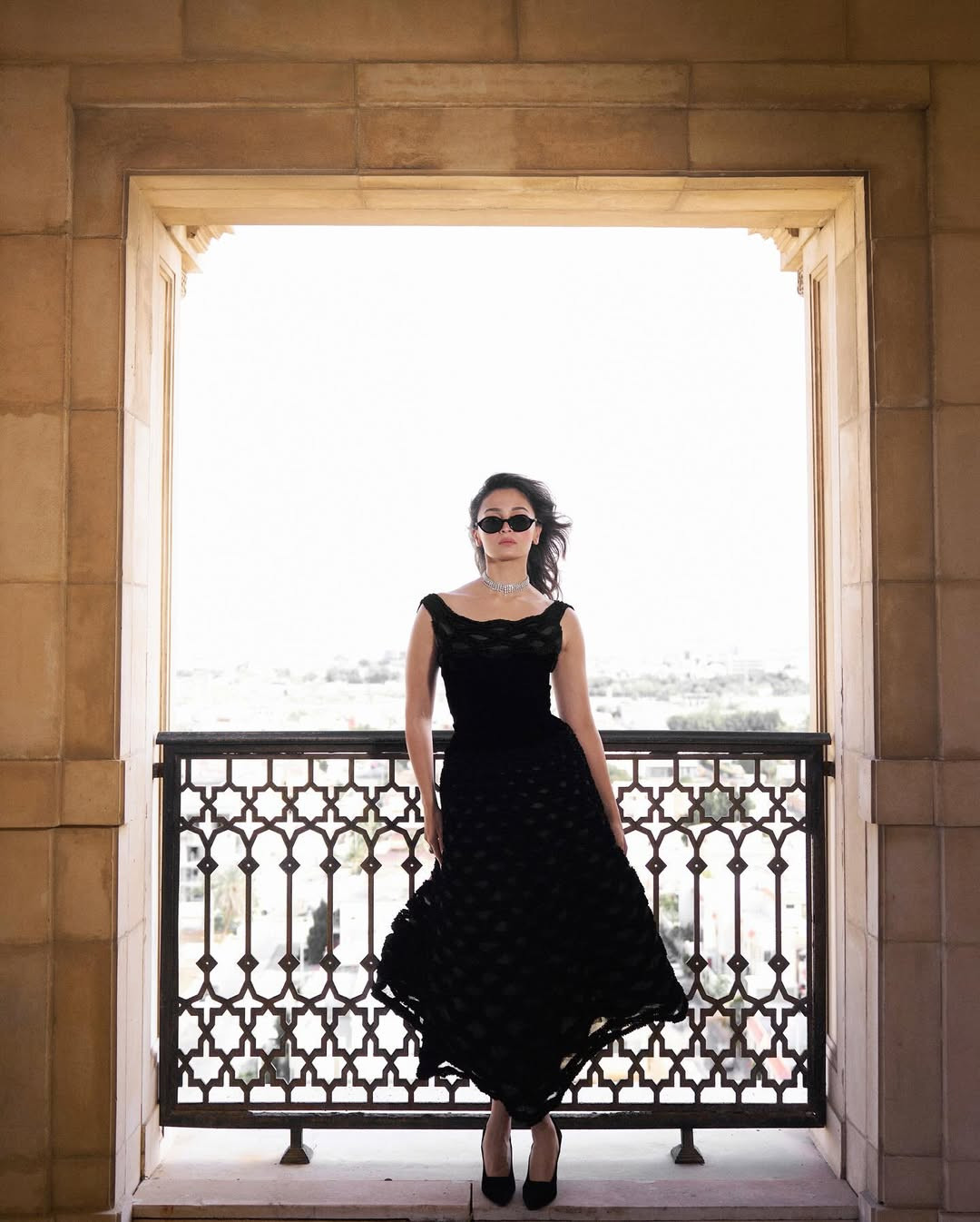 ஸ்டன்னிங் லுக்கில் நடிகை ஆலியா பட்.. லேட்டஸ்ட் கிளாமர் போட்டோஷூட் 10 Gallery