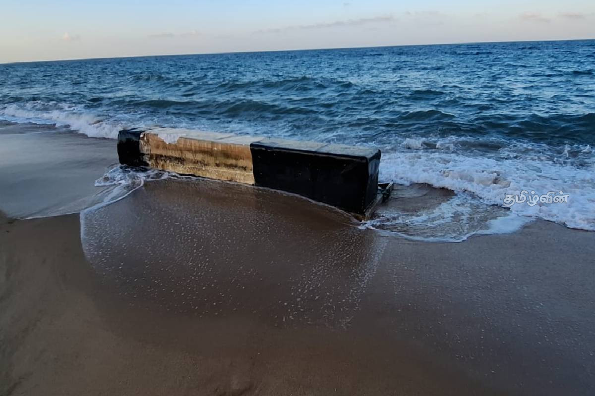 காத்தான்குடியில் கரையொதுங்கிய மர்மப்பொருள் : கடற்படையினர் தீவிர விசாரணை | Mysterious Object Washed Ashore In Kattankudy