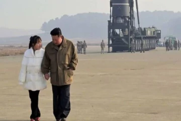 வடகொரியாவின் அடுத்த தலைவர் இவரா? மகளுடன் வந்த கிம் ஜொங்-உன்!