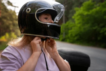 ஹெல்மெட் அணிந்தால் முடி உதிருமா? பலரும் அறியாத உண்மை