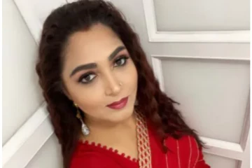 குஷ்பூ கன்னத்தில் அறைந்தது யார்? காட்டுத் தீயாய் பரவும் புகைப்படம்