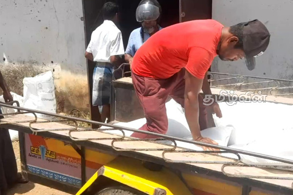 குறைந்த விலையில் விவசாயிகளுக்கு உரம் பகிர்ந்தளிப்பு (Photos) | Distribution Of Fertilizer To Farmers At Low Cost