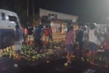 பாண்டிருப்பு பிரதான வீதியில் விபத்து! வீதியெங்கும் சிதறிக்கிடந்த தர்பூசணி