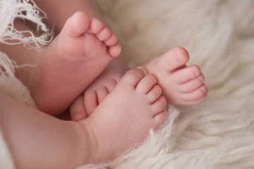 கழுத்தை நெறித்து இரட்டைக் குழந்தைகள் கொலை - நாடகமாடிய தாய்!