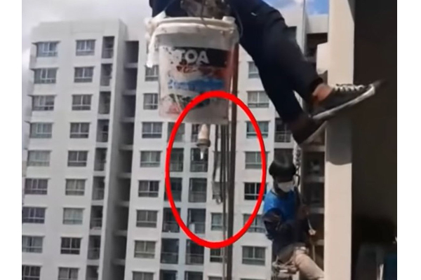 30-வது மாடியிலிருந்து தொங்கிக்கொண்டிருந்த பணியாளர்களின் கயிற்றை அறுத்த பெண்! நூலிழையில் தப்பித்த 3 உயிர்கள் | Woman Cuts Rope Painters 32 Floor Bangkok Viral