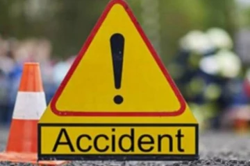 பள்ளத்தில் கவிழ்ந்து விபத்துக்குள்ளான வான்: குழந்தைகள் உட்பட 6 பேர் உயிரிழப்பு!