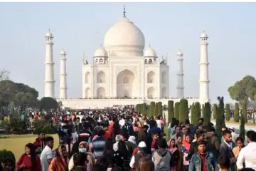 தாஜ்மஹாலை பார்க்க வந்த வெளிநாட்டு பயணிக்கு கொரோனா - தலைமறைவால் சிக்கல்!