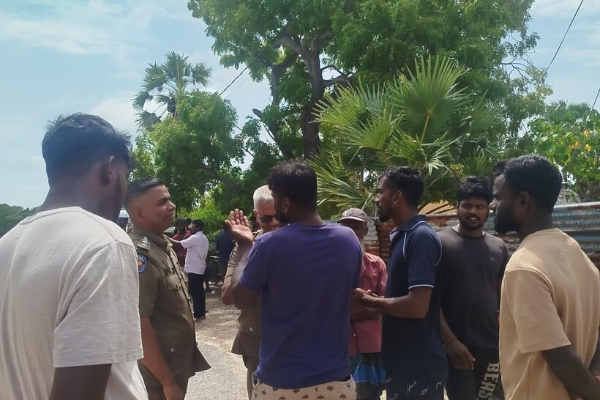 நல்லூர் கந்தன் திருவிழாவிற்கு மணல் கொடுக்க எதிர்ப்பு; மக்கள் - பொலிஸார் முறுகல்! | Opposition To Providing Sand For Nallur Festival
