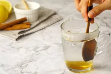 வெந்நீரில் தேன் கலந்து குடிப்பதால் உண்டாகும் நன்மைகள் என்ன தெரியுமா?