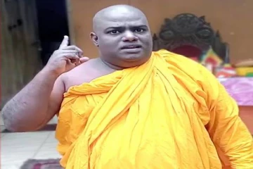 இலங்கையை அழித்தது ராஜபக்ச குடும்பமே! கொலைகார நந்தசேன கோட்டாபய: ஒருமையில் திட்டிய தேரர்(video)
