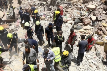 திடீரென இடிந்து விழுந்த 5 மாடி கட்டிடம்; 13 பேர் பலி