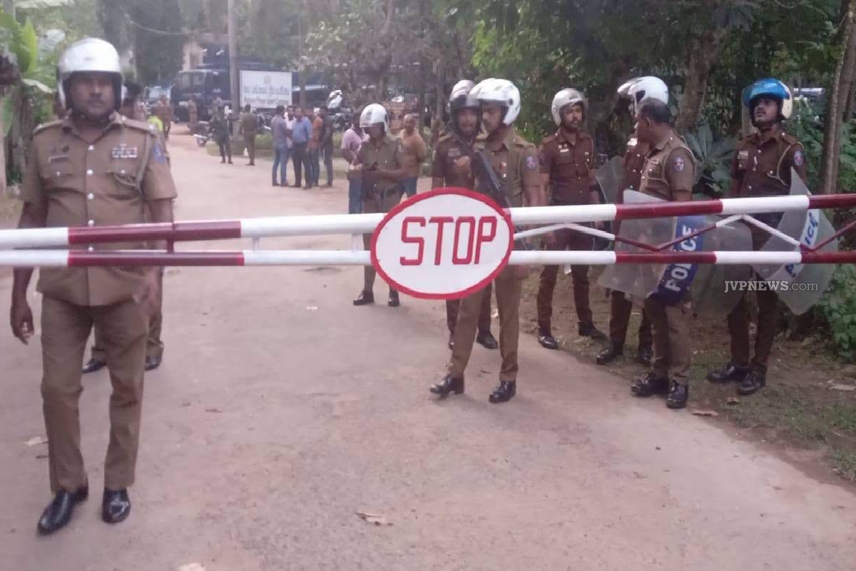மஹர சிறைச்சாலை பதற்றம் ; ஒருவர் உயிரிழப்பு ; அடுத்தடுத்து கேட்ட துப்பாக்கிச் சூட்டுச் சத்தங்கள் | One Dies In Mahara Prison Unrest மஹர சிறைச்சாலை பதற்றம் ; ஒருவர் உயிரிழப்பு ; அடுத்தடுத்து கேட்ட துப்பாக்கிச் சூட்டுச் சத்தங்கள் | One Dies In Mahara Prison Unrest