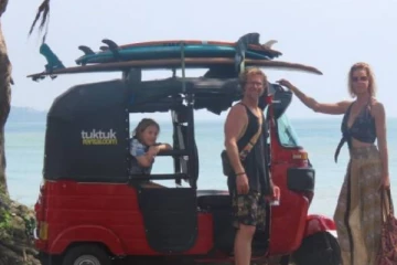 முச்சக்கர வண்டியில் இலங்கையை சுற்றி பார்க்கும் வெளிநாட்டு கிரிக்கெட் பிரபலம்!