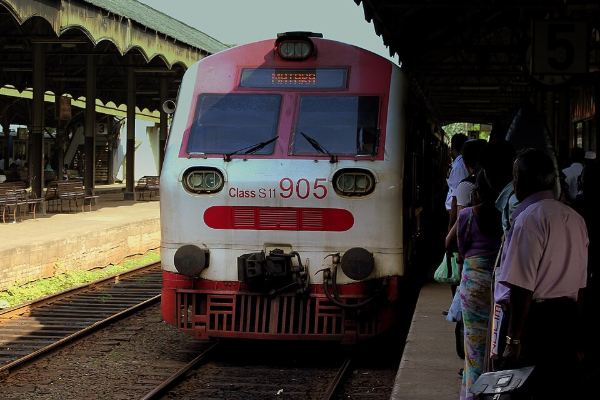 ரயிலுடன் வேன் மோதி விபத்து; பெண்ணுக்கு நேர்ந்த கதி | Accident Van Collides Train Aluthgama