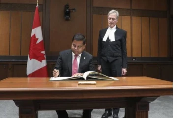 கனடா தேர்தலில் அபார வெற்றி பெற்ற இலங்கை தமிழர் நாடாளுமன்ற உறுப்பினராக பதவியேற்பு! பெருமிதத்துடன் வெளியிட்ட புகைப்படம்