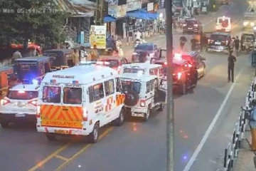 ஸ்கூட்டி ஒட்டிய பெண் செய்த சம்பவம்.. நூலிழையில் உயிர் தப்பிய முதல்வர் - அதிர்ச்சி வீடியோ!