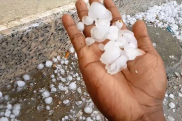 ශ්‍රී ලංකාවට එක දිගටම විනාඩි 05ක් අයිස් වැස්සක් වැහැල..එම ප්‍රදේශය මෙන්න.