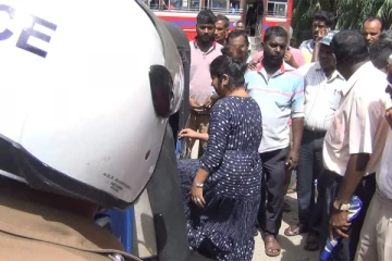 ඔබත් පරිස්සමෙන් කාන්තා කල්ලියක් එක්ව මුදල් පසුම්බියක් සොරාගත් හැටි..