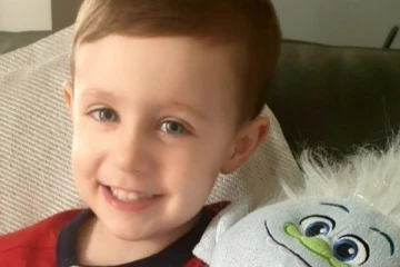 ஹீலியம் டைனோசர் பலூனிற்கு தலையை விட்ட 5 வயது பிரித்தானிய சிறுவன்: பின்னர் நேர்ந்த எதிர்பாராத சோகம்