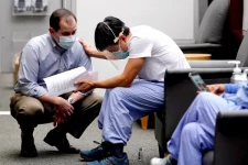 அமெரிக்காவில் புதிய உச்சத்தை தொட்ட ஒருநாள் இறப்பு எண்ணிக்கை! கட்டுக்கடங்காமல் பரவும் கொரோனா