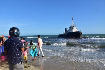 இலங்கையை வந்தடைந்த இந்திய கப்பலை பார்வையிட படையெடுத்த மக்கள்(Video)