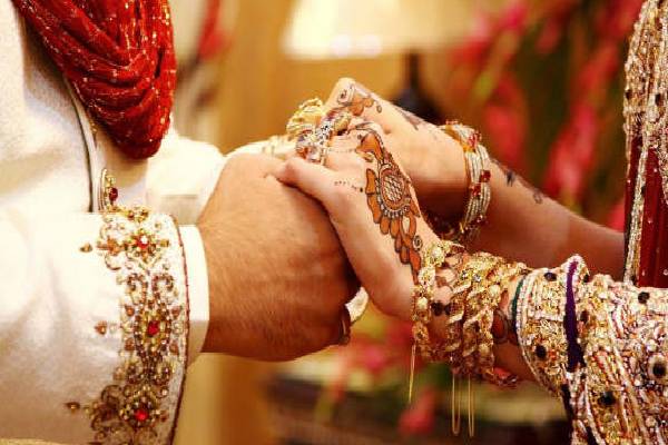 சாதி வெறியால் கர்ப்பிணி மருமகளை வெட்டிக்கொன்ற மாமனார் | Father Law Kills Pregnant Daughter Law Over Caste
