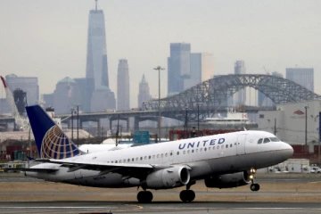 விமானத்தின் அவசரகால கதவை திறந்து வெளியே குதித்த பயணி! அமெரிக்காவில் பரபரப்பு சம்பவம்