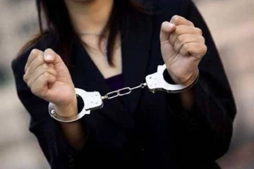 இரவு சோதனையில் சிக்கிய பெண் ; சோதனையில் கிடைத்த பொருட்கள்