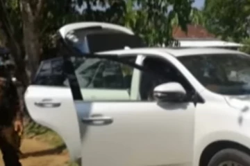 இளம் பெண் ஒருவர் செய்த காரியம்! - வர்த்தகரின் சொகுசு கார் உள்ளிட்ட நகைகள் - வைரம் கொள்ளை