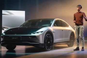 உலகின் முதல் சூரிய சக்தியில் இயங்கும் கார் அறிமுகம்!