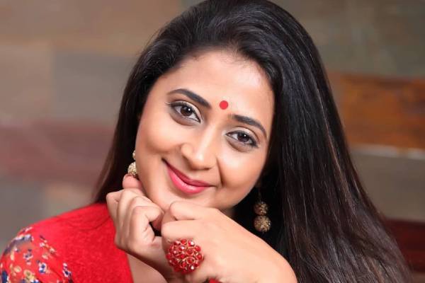 பட்டுசேலையில் தடபுடலாக ரெடியான ஈஸ்வரி- வாயடைக்க வைத்த அழகு | Ethirneechal Eswari Recent Instagram Post Viral