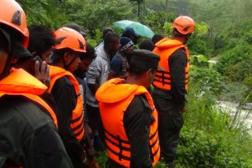 நுவரெலியா மாவட்டத்தில் சீரற்ற காலநிலையால் 648 பேர் பாதிப்பு - 3 பேர் மாயம் (VIDEO)