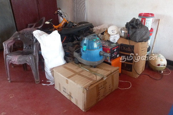 முன்னாள் நாடாளுமன்ற உறுப்பினர் வீட்டில் திருட்டு: ஐவர் கைது(Photos) | Burglary Ex Parliamentarian House Five Arrested முன்னாள் நாடாளுமன்ற உறுப்பினர் வீட்டில் திருட்டு: ஐவர் கைது(Photos) | Burglary Ex Parliamentarian House Five Arrested