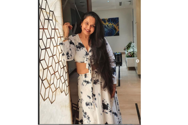 சர்ச்சைக்குரிய உடையில் விஜய் டிவி சீரியல் நடிகை.. 45 வயதில் இப்படியா | Popular Vijay Tv Actress Photo Gone Viral