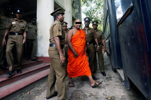 கட்டுநாயக்காவில் கொலையாளி தப்ப உதவிய இரண்டு பிக்குகள் சிக்கினர் | Wanted Suspect Escaping Airport Two Monks Arrested