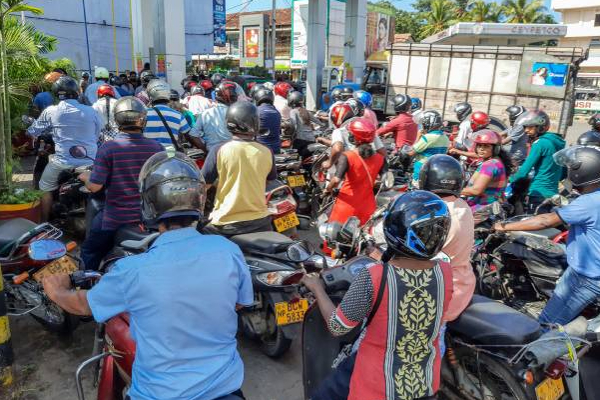 இலங்கையில் மீண்டும் ஏற்பட்டுள்ள நிலை! விலையில் திருத்தம் செய்யப்படுமா? | Again Fuel Line In Sri Lanka Prices Will Change
