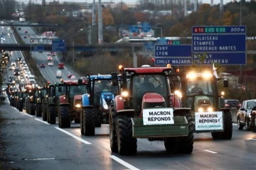 பாரிஸ் நகருக்குள் நுழைந்த நூற்றுக்கணக்கான டிராக்டர்கள்!