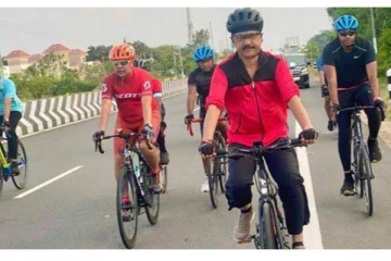 சைக்கிளிங் சென்ற முதல்வர்  செல்பி எடுத்த பிரபல நடிகை.. வைரலாகும்  புகைப்படம்