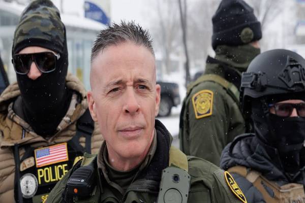 சட்டவிரோத குடியேறிகள் விவகாரம்: மினியாபோலிஸில் ஆதிக்கம் செலுத்தும் ட்ரம்ப் | Trump Border Official Visits Minneapolis