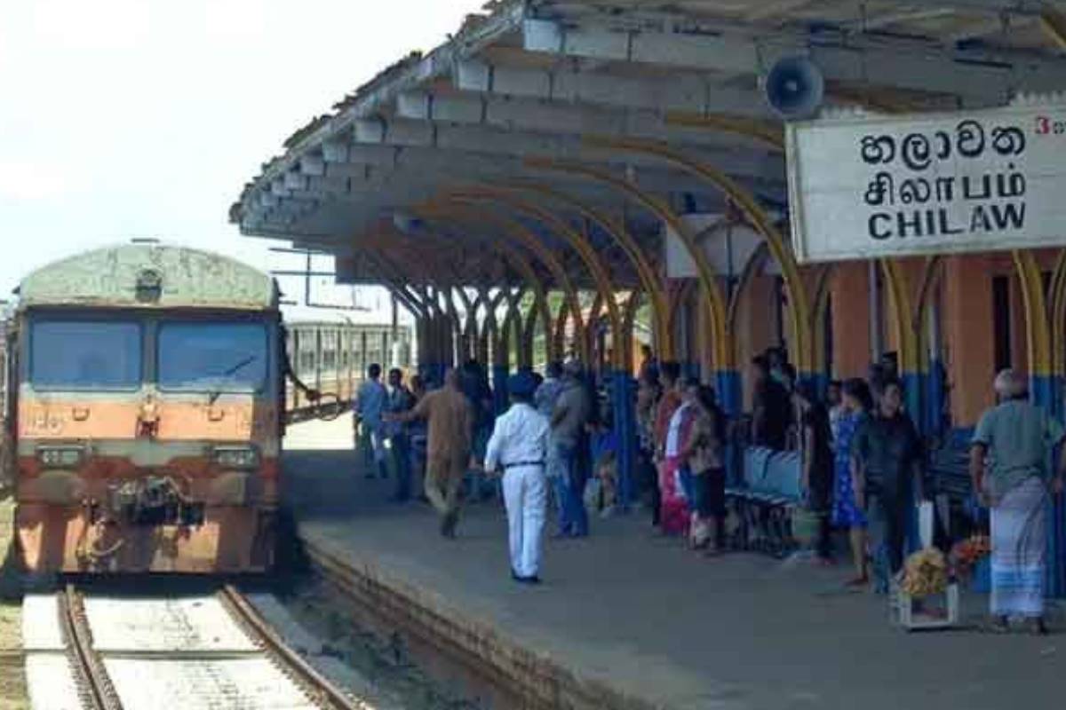 தாய் கண்டித்ததால் வீட்டிலிருந்து ஓடிய சிறுவன்: மீண்டும் தாயிடம் ஒப்படைத்த தொடருந்துநிலைய அதிகாரிகள் | Chilaw Boy Runaway From Home Due To Mother Scold