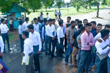 யாழில் சுமார் 19,000 இளைஞர்கள் மற்றும் யுவதிகள் காத்திருப்பு!
