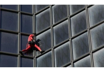 60 வயதில் 48 மாடி கட்டிடத்தில் ஏறி சாதனைப் படைத்த ரியல் 'பிரெஞ்சு ஸ்பைடர் மேன்' - வைரலாகும் வீடியோ